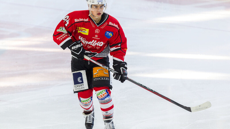 Youngster Philipp Vogel hat seinen Vertrag bei den Eisbären verlängert.