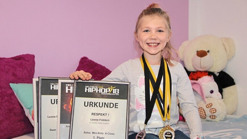 Gold, Silber, Bronze: An Medaillen und Urkunden mangelt es der Wallersdorferin Leonie Fröhlich nicht. Am Samstag hat die Drittklässlerin den zweiten Platz in der Deutschen Hip-Hop-Tanz-Meisterschaft ergattert.