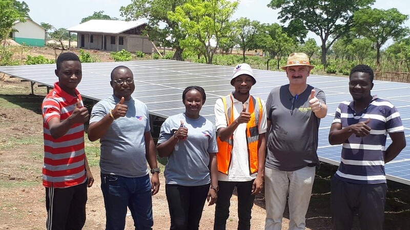 "Daumen hoch - die PV-Anlage läuft." Insgesamt fast 200000 Euro hat der Verein Ghana-Hilfe Pfarrer Renner in die Stromversorgung des Schulzentrums mit einer PV-Anlage investiert.