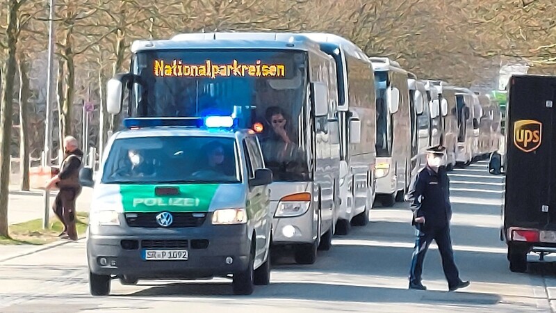 Angeführt von der Polizei bewegte sich der Buskonvoi die Edlmairstraße entlang zur Stadthallenkreuzung in Deggendorf.