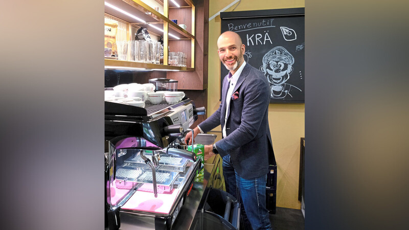 Juniorchef Maximilian Krä ist Kaffeekenner und Kaffeeliebhaber.