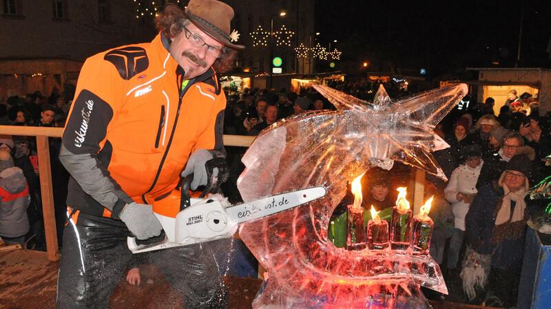 Eisskultpurenschnitzer Christian Staber begeisterte die Besucher am Samstagabend als er sogar die Kerzen am Stern von Bethlehem zum Brennen brachte.