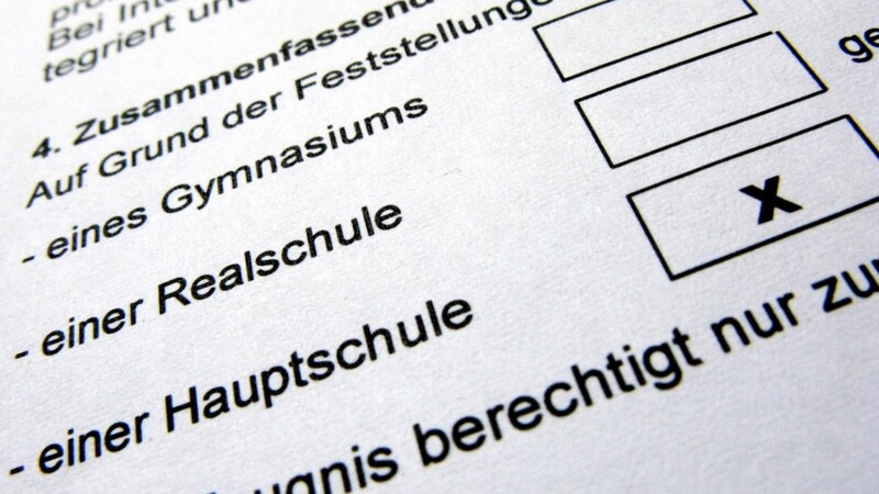 Im Februar bekommen Viertklässler in Bayern ihre Übertrittszeugnisse. Darin empfehlen die Grundschulen den Wechsel auf Mittelschule, Realschule oder Gymnasium.