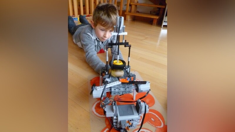 Mit seiner Kartoffelschälmaschine überzeugte der acht Jahre alte Axel die Jury und trägt nun den Titel "LEGO Einstein 2011". (Foto: LEGO)