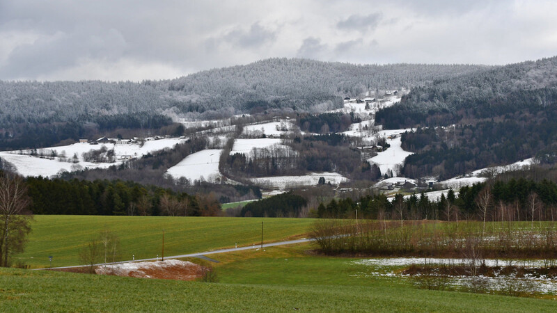 Starke Kontraste zwischen grünen Tallagen und tief-winterlichen Hochlagen im Vorderen Bayerischen Wald; Blick bei Haibach nach Nordosten