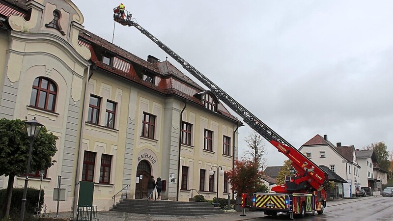 Die Feuerwehr bei ihrem Einsatz auf dem Viechtacher Rathaus.