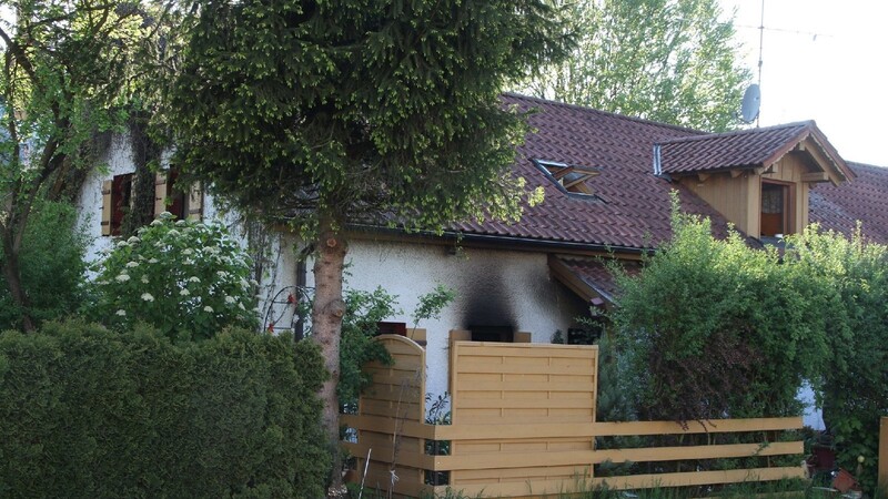 In diesem Haus in Oberzeitldorn (Kreis Straubing-Bogen) ereignete sich am Vatertag eine Tragödie. Inmitten der verqualmten Räume fand die Feuerwehr die Leiche einer 60-jährigen Frau.