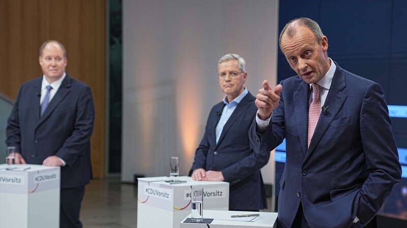 Friedrich Merz (v. r.), Norbert Röttgen und Helge Braun, die drei Kandidaten für den CDU Vorsitz, verhalten sich, gemessen am Anlass, sehr ruhig. Kämpferische Ansagen gibt es kaum.