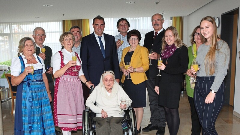 Hedwig Rauch zusammen mit einem Teil ihrer Familie, den Vertretern des Spitals Pattendorf und der Sparkasse Landshut sowie den Gratulanten aus der Kommunalpolitik.
