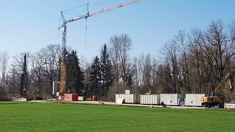 Die Bauarbeiten für die neue Brücke über den Breitfeldgraben haben planmäßig begonnen.