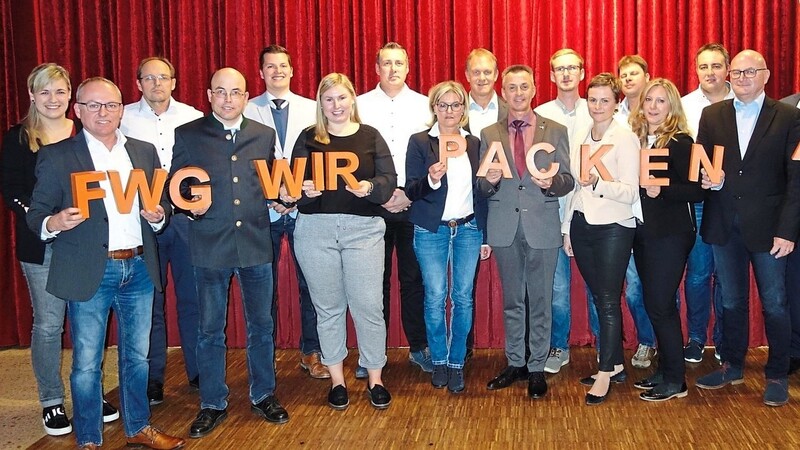 Bürgermeisterkandidat Hans Biederer (Mitte) und die Gemeinderatskandidaten der FWG präsentierten sich mit dem Slogan "Wir packen an".
