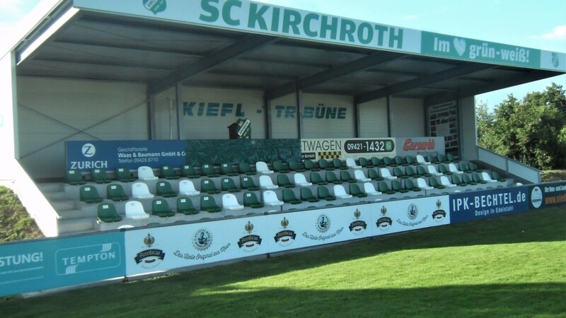 Die neue Tribüne auf dem Sportgelände des SC Kirchroth.
