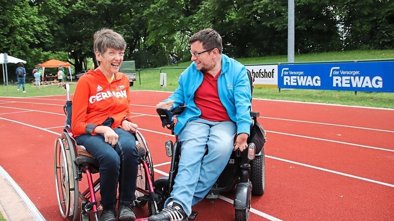 Die Sportlerin Anke Conradi und Frank Reinel, Behindertenbeauftragter der Stadt, im Gespräch.