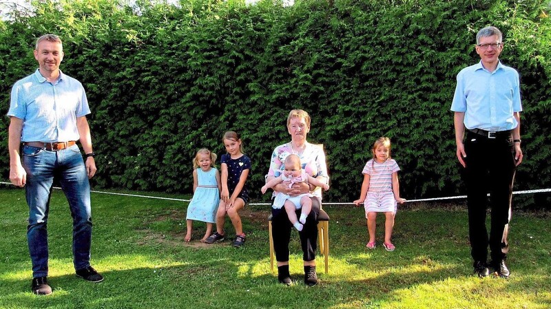 Bürgermeister Gerhard Mühlbauer und Pfarrer Johann Wutz wünschten Anna Aschenbrenner, hier mit ihren Urenkeln Veronika, Anna, Leni und Lisa, alles Gute zum 85. Geburtstag.