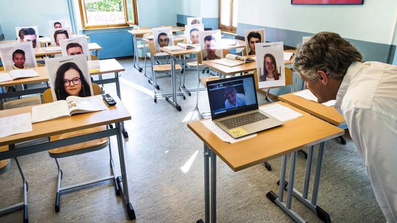 Unterricht per Videokonferenz wie in dieser Schule ist inzwischen zur Normalität geworden. Die meisten Lehrer gehen zu Hause mit ihren privaten Geräten online.