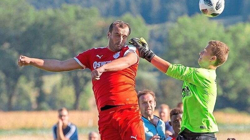 Heino Corintan (in rot) kommt zum FC Reichstorf zurück und soll für Tore sorgen.