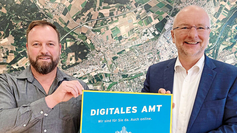 Oberbürgermeister Alexander Putz und der Digitalisierungsbeauftragte der Stadt Landshut, Werner Baumann, freuen sich über Auszeichnung als "Digitales Amt".