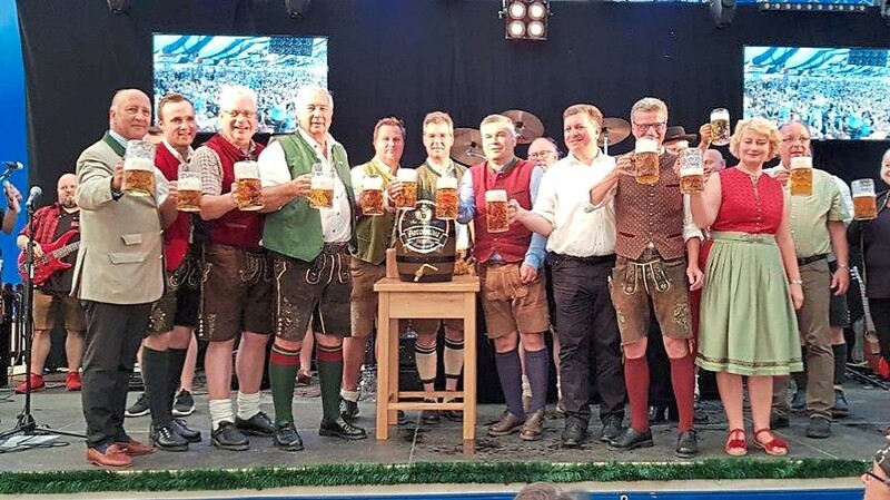Brauereidirektor Holger Fichtel (3.v.l.) vergangenes Jahr beim Fassanstich auf dem Plattlinger Volksfest.