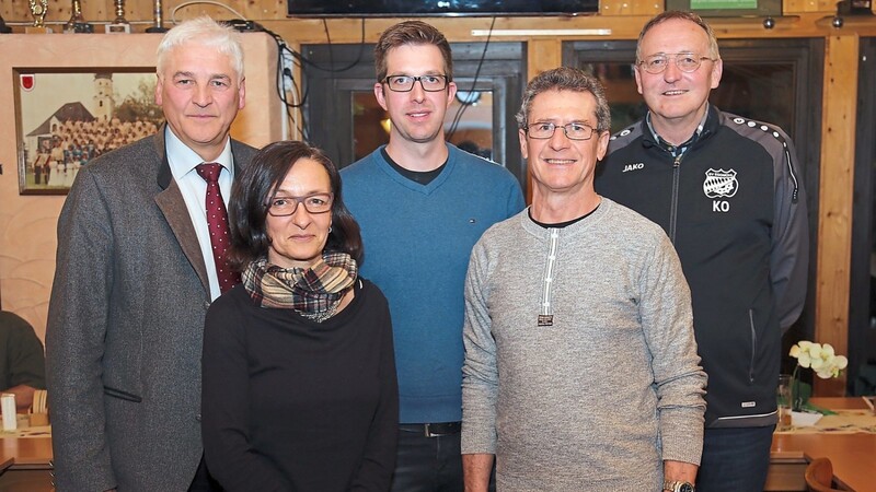Bürgermeister Anton Blabl (links) und Hauptvereinsvorsitzender Klaus Olbrich (rechts) beglückwünschten die alte und neue Abteilungsleitung mit Werner Korber (Mitte), Christine Fellner und Herbert Diermeier.