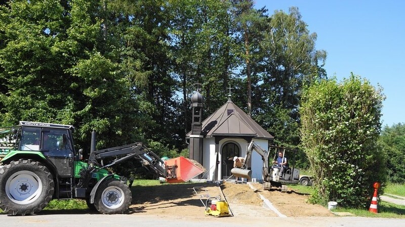 Freiwillige Arbeitsstunden leisteten die Kapellenfreunde Gillisberg bei der Renovierung des Zugangs zur Gillisberger Fatimakapelle mit ihren Geräten.
