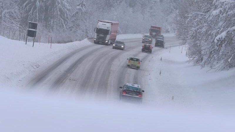 Autos fahren auf der schneeglatten Straße. Foto: Karl-Josef Hildenbrand/dpa