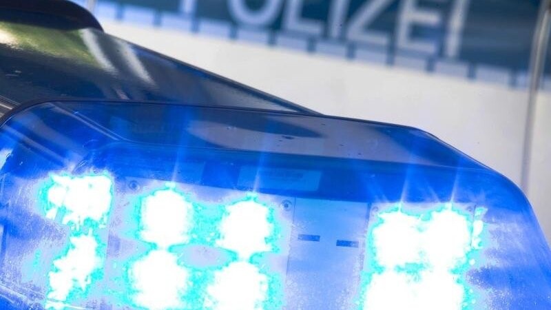 Am Donnerstag bedrohte ein 36-Jähriger eine Autofahrerin an einer Tankstelle in Gottfrieding (Kreis Dingolfing-Landau) mit einem Messer, weil er ihr Auto stehlen wollte. Die Polizei nahm den Mann nach kurzer Flucht fest. (Symbolbild)