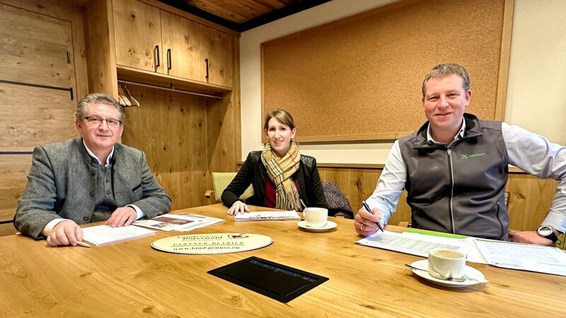 Erläuterten die neuen Vermarktungsschritte von "LandGenuss Bayerwald": Andreas Brunner, Lena-Maria Fischer und Roland Altmann (von links).