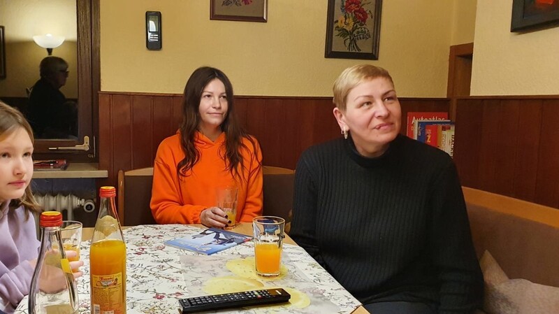 Diese zwei Frauen Galina (re.) und ihre Freundin Natascha (Mitte) mit ihrer neunjährigen Tochter Barbara haben die Flucht aus Boryspil eine Vorstadt von Kiew - 1 600 Kilometer von Drachselsried entfernt - geschafft und haben in Drachselsried bei einer Familie Aufnahme gefunden.