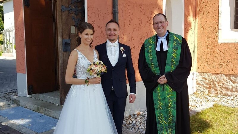 Carolin und Denis Holfeld zusammen mit Pfarrer Bernd Rosner.