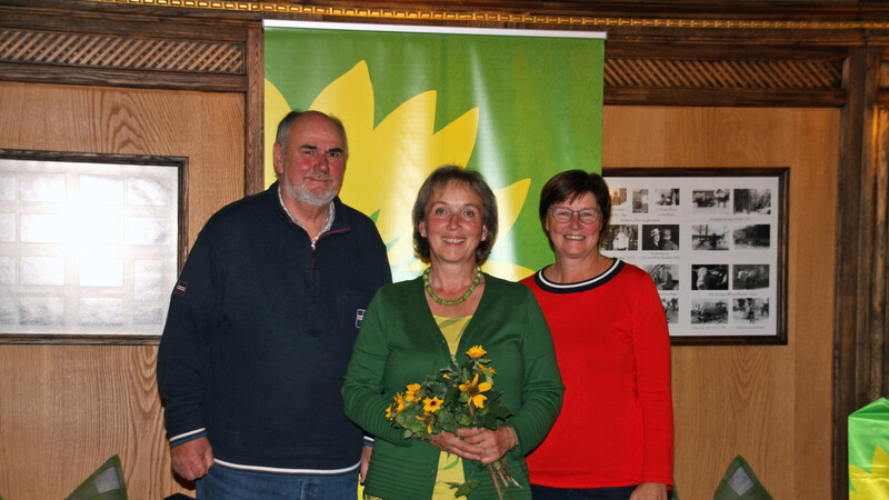 Christine Aigner (Mitte) freute sich über das einstimmige Votum und die Glückwünsche von MdL Rosi Steinberger und Kreisvorsitzenden Anton Reicheneder.