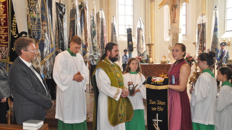Pater Ambrosius Obermeier segnete im Rahmen des Festgottesdienstes das von Festdame Manuela Maier zum Altar gebrachte Ehrenband.