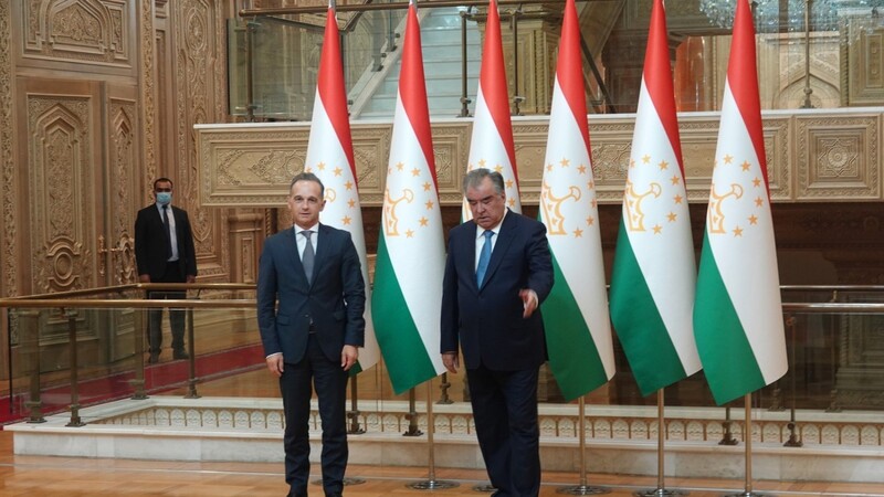 Außenminister Heiko Maas (l.) ist in Duschanbe mit dem tadschikischen Staatspräsidenten Emomali Rachmon zusammen getroffen.
