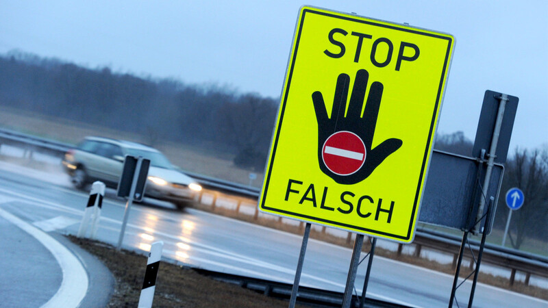 Ein verwirrter 58-Jähriger wurde im Landkreis Regensburg zum Geisterfahrer. (Symbolbild)