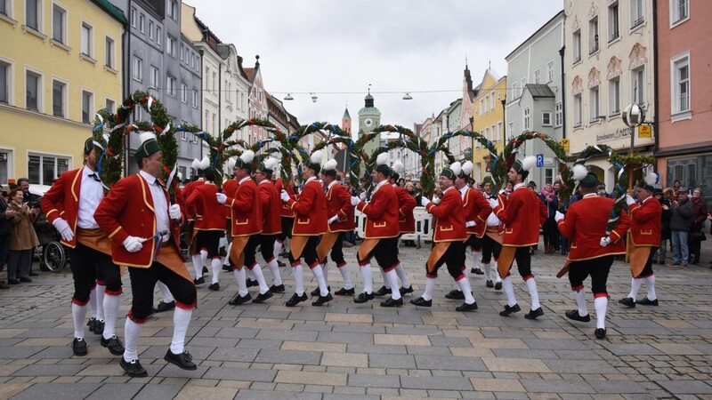 Die Veldener Schäffler tanzten am Rosenmontag auf dem Vilsbiburger Stadtplatz.