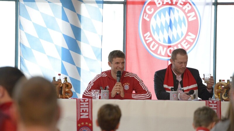 Weltmeister Thomas Müller war beim FC Bayern Fanclub der Maschinenfabrik Reinhausen zu Gast.