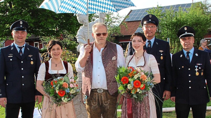 Zufrieden registrierten die drei Festleiter die Zusagen von Schirmherr Josef Dirscherl, Festmutter Elisabeth Fellner und Festbraut Veronika Schreiner.