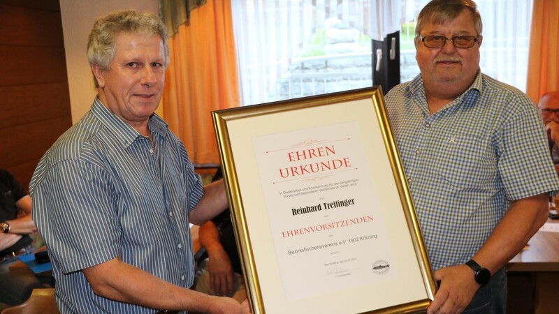 Sein Amtsvorgänger Reinhard Treitinger (rechts) durfte von Peter Schönbrunner die Urkunde zum Ehrenvorsitzenden und zudem die silberne Ehrennadel der Landesfischereiverbandes Bayern entgegennehmen.