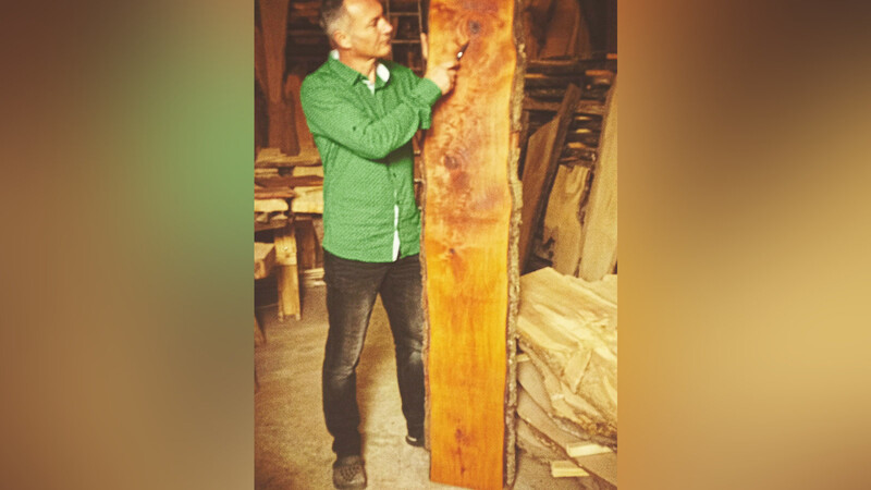 Für Holzexperte Christian Kreipl hat die Grau-Erle viele Vorzüge, die auf den ersten Blick gar nicht erkennbar sind.
