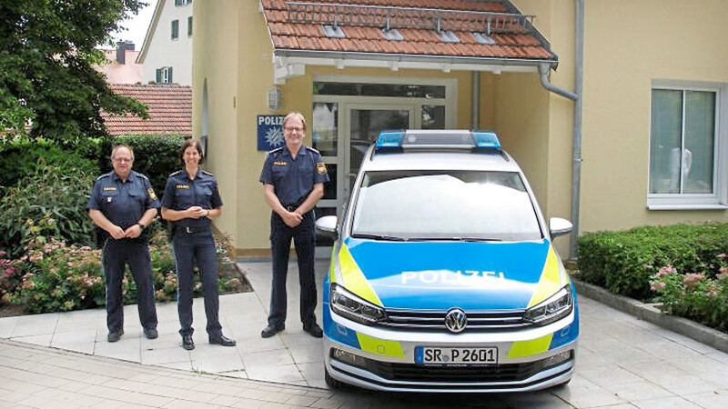 Polizeioberkommissar Hofmann, Polizeidirektorin Haberl und Polizeihauptkommissar Schweiger (von links) bei der Übergabe des neuen Einsatzfahrzeuges vor der Polizeistation Mallersdorf-Pfaffenberg.