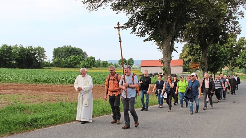Pfarrer Wolfgang Häupl nahm die Pilger in Empfang und begleitete sie auf ihrem Weg in die Aster Wallfahrtskirche.