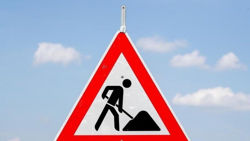Ein Schild weist auf eine Baustelle hin (Symbolbild).