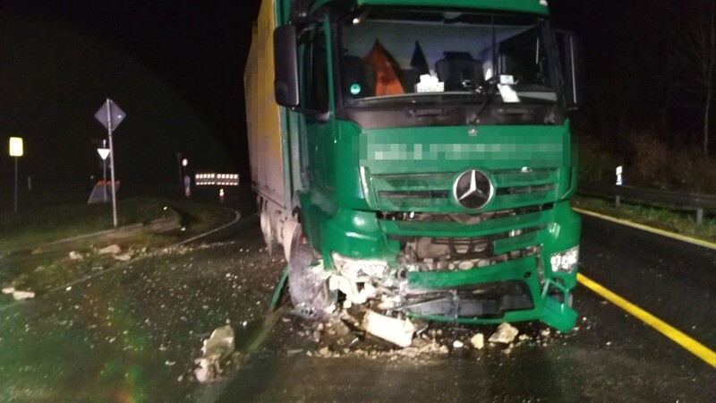 Ein Lastwagen war am Dienstagabend auf der B11 bei Landshut in eine Betonabsperrung gekracht und hatte damit eine mehrstündige Sperrung der Bundesstraße ausgelöst.