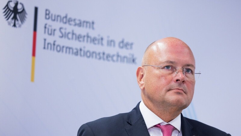 Arne Schönbohm, Präsident des Bundesamtes für Sicherheit in der Informationstechnik (BSI), stürzt über seine angebliche Russlandnähe.