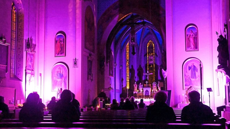 Viele Menschen kamen zur stillen Nacht und Anbetung in die Pfarrkirche St. Nikolaus in Edenstetten, um für den Frieden zu beten. Pfarrer Simon aus Winzer erzählte von der Situation in der Ukraine.