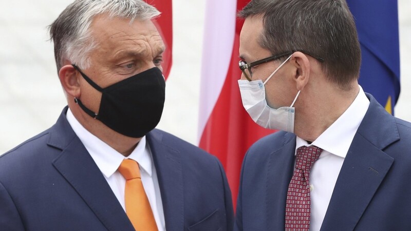Der ungarische Premier Viktor Orbán (l.) und sein Amtskollege aus Polen, Mateusz Morawiecki, wurden von den anderen EU-Staaten überstimmt. (Archivfoto)