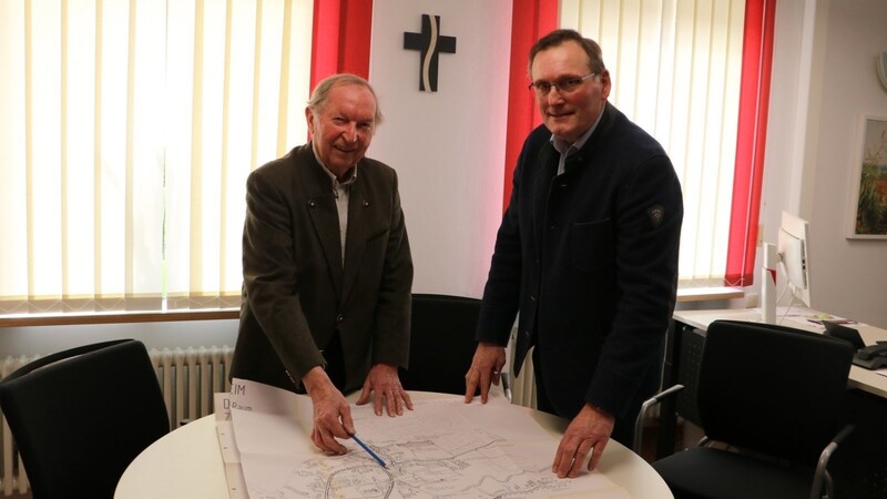 Josef Graßer und Bürgermeister Georg Spornraft-Penker blicken auf 30 Jahre Dorferneuerung zurück.
