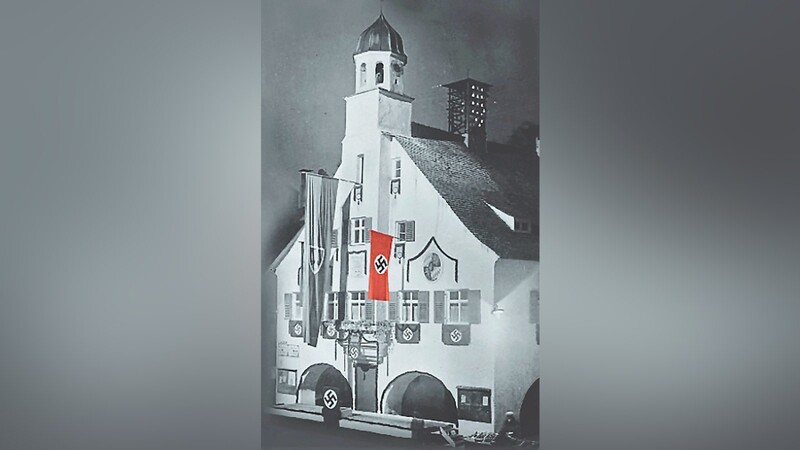 Diese Darstellung des Mainburger Rathauses unterm Hakenkreuz wählte der Autor Hanns Seidl für die Umschlagsseite seines Buches über die Zeit des Nationalsozialismus in Mainburg.