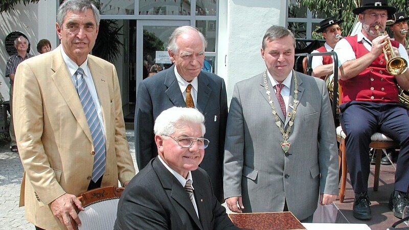 Großer Moment: Bürgermeister Anton Rothfischer (rechts) ernennt Ludwig Schindler (Mitte), Rupert Schmid (links) und Franz Beutl am 1. August 2004 zu Ehrenbürgern.