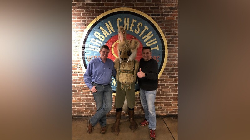 Florian Kuplent, Braumeister der Urban Chestnut Brewing Company, und Thomas Eichenseher, Braumeister der Karmeliten Brauerei, beim Wolpertinger Craft Beer Festival in St. Louis, Missouri.