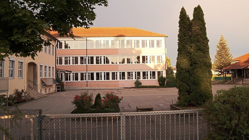 Das Gelände der Joseph-von-Eichendorff Grund- und Mittelschule samt angrenzender Turnhalle (rechts im Bild) ist zu beengt, um ein weiteres Gebäude - etwa zum Einsatz von Biomasse (Hackschnitzel) - anzubauen.